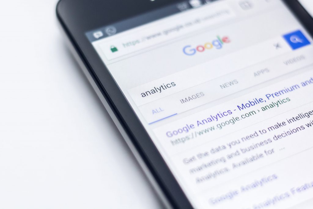 Smartphone is showing Search results on analytic keyword
